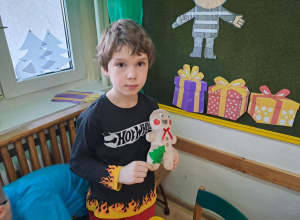 "Warsztaty Świąteczne" - dekorowanie maskotki piernikowego ludzika" Ciastek" wg własnego pomysłu.