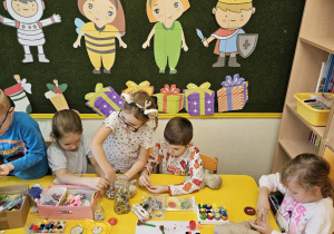 Na zdjęciu widać dzieci na Warsztatach Świątecznych.