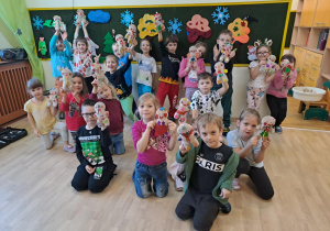 Na zdjęciu widać dzieci na Warsztatach Świątecznych.