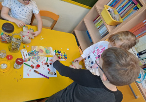 Na zdjęciu widać dzieci na Warsztatach Świątecznych.