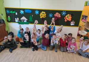 Na zdjęciu widać dzieci na Warsztatach Świątecznych.