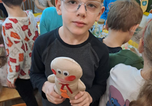 Na zdjęciu widać dzieci na Warsztatach Świątecznych.