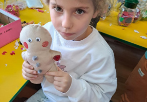 Na zdjęciu widać dzieci na Warsztatach Świątecznych.