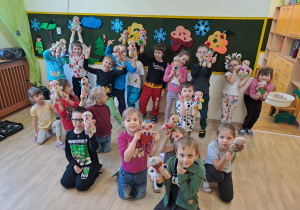 Na zdjęciu widać dzieci na Warsztatach Świątecznych.