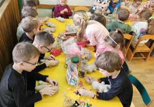 Na zdjęciu widać dzieci na Warsztatach Świątecznych.