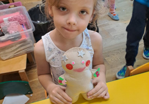 Na zdjęciu widać dzieci na Warsztatach Świątecznych.