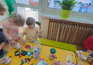 Na zdjęciu widać dzieci na Warsztatach Świątecznych.