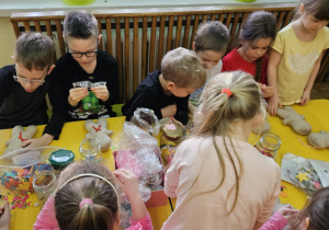 Na zdjęciu widać dzieci na Warsztatach Świątecznych.