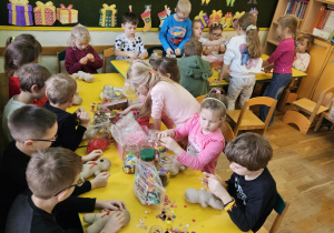 Na zdjęciu widać dzieci na Warsztatach Świątecznych.