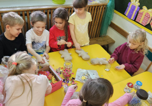 Na zdjęciu widać dzieci na Warsztatach Świątecznych.