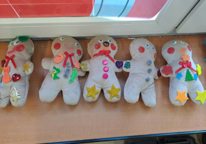 Na zdjęciu widać maskotki ciastek.