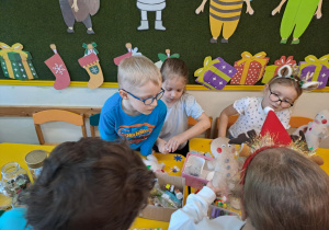 Na zdjęciu widać dzieci na Warsztatach Świątecznych.