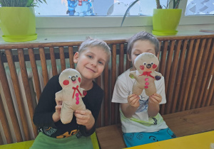 Na zdjęciu widać dzieci na Warsztatach Świątecznych.