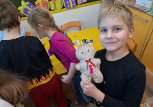 Na zdjęciu widać dzieci na Warsztatach Świątecznych.