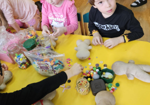 Na zdjęciu widać dzieci na Warsztatach Świątecznych.