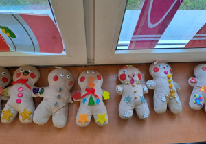 Na zdjęciu widać maskotki ciastek.