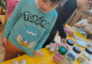 Na zdjęciu widać dzieci na Warsztatach Świątecznych.