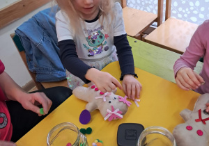 Na zdjęciu widać dzieci na Warsztatach Świątecznych.