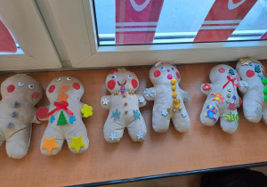 Na zdjęciu widać maskotki ciastek.