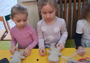 Na zdjęciu widać dzieci na Warsztatach Świątecznych.