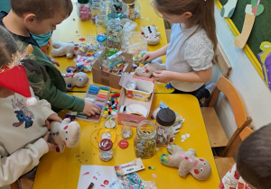 Na zdjęciu widać dzieci na Warsztatach Świątecznych.