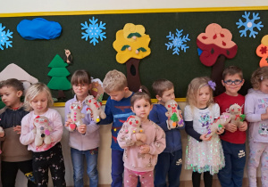 Na zdjęciu widać dzieci na Warsztatach Świątecznych.