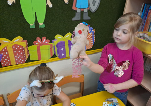 Na zdjęciu widać dzieci na Warsztatach Świątecznych.