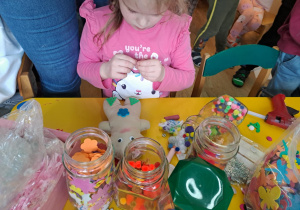 Na zdjęciu widać dzieci na Warsztatach Świątecznych.