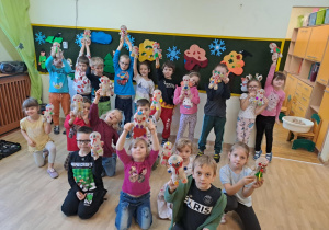 Na zdjęciu widać dzieci na Warsztatach Świątecznych.