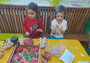 Na zdjęciu widać dzieci na Warsztatach Świątecznych.