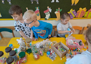 Na zdjęciu widać dzieci na Warsztatach Świątecznych.