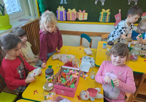 Na zdjęciu widać dzieci na Warsztatach Świątecznych.