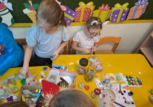 Na zdjęciu widać dzieci na Warsztatach Świątecznych.