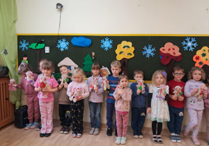 Na zdjęciu widać dzieci na Warsztatach Świątecznych.