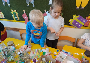 Na zdjęciu widać dzieci na Warsztatach Świątecznych.