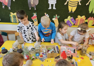 Na zdjęciu widać dzieci na Warsztatach Świątecznych.