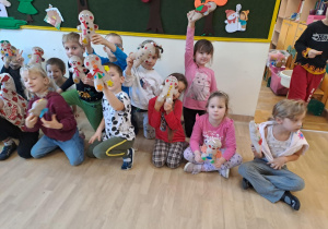 Na zdjęciu widać dzieci na Warsztatach Świątecznych.