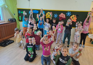 Na zdjęciu widać dzieci na Warsztatach Świątecznych.