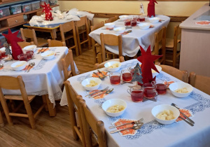 Na zdjęciu widać dzieci przy wspólnym kolędowaniu.