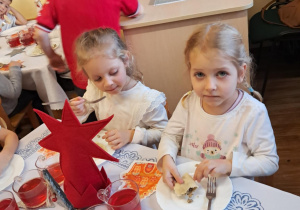 Na zdjęciu widać dzieci przy wspólnym kolędowaniu.