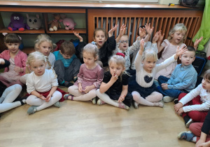 Na zdjęciu widać dzieci przy wspólnym kolędowaniu.