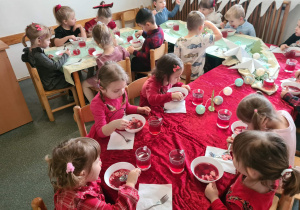 Na zdjęciu widać dzieci przy wspólnym kolędowaniu.