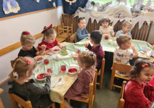 Na zdjęciu widać dzieci przy wspólnym kolędowaniu.