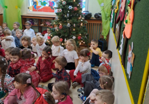 Na zdjęciu widać dzieci przy wspólnym kolędowaniu.