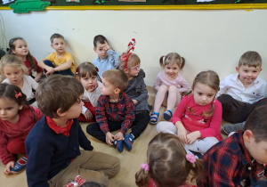 Na zdjęciu widać dzieci przy wspólnym kolędowaniu.