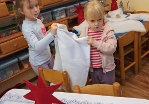 Na zdjęciu widać dzieci przy wspólnym kolędowaniu.