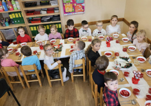 "Wspólne kolędowanie"Na zdjęciu widać dzieci przy wspólnym kolędowaniu.