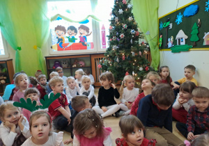 Na zdjęciu widać dzieci przy wspólnym kolędowaniu.