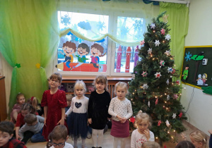 Na zdjęciu widać dzieci przy wspólnym kolędowaniu.