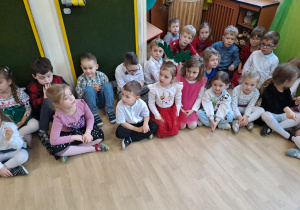 Na zdjęciu widać dzieci przy wspólnym kolędowaniu.